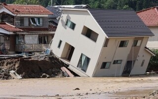 Сильный дождь вызывает наводнения в городе Вашима