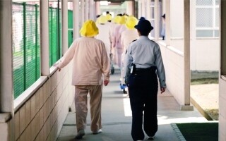 Более 80% пожилых женщин-заключенных отбывают срок за кражу