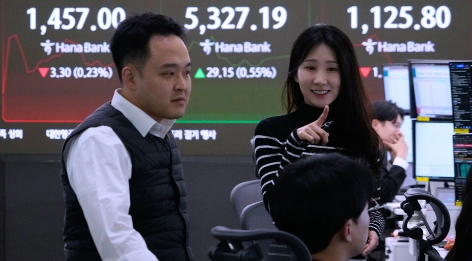 Yen Strengthens Amid Political Shifts in Japan