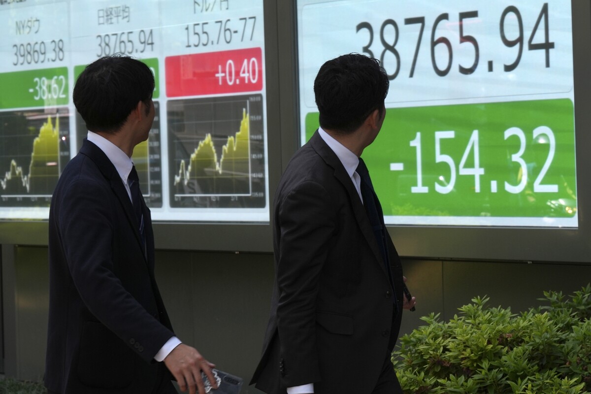 Nikkei Index Rises Over 1%