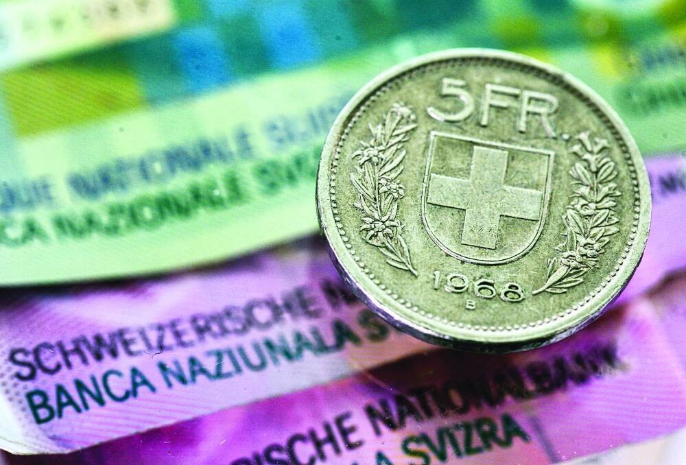 Yen and Swiss Franc Rise Against Dollar