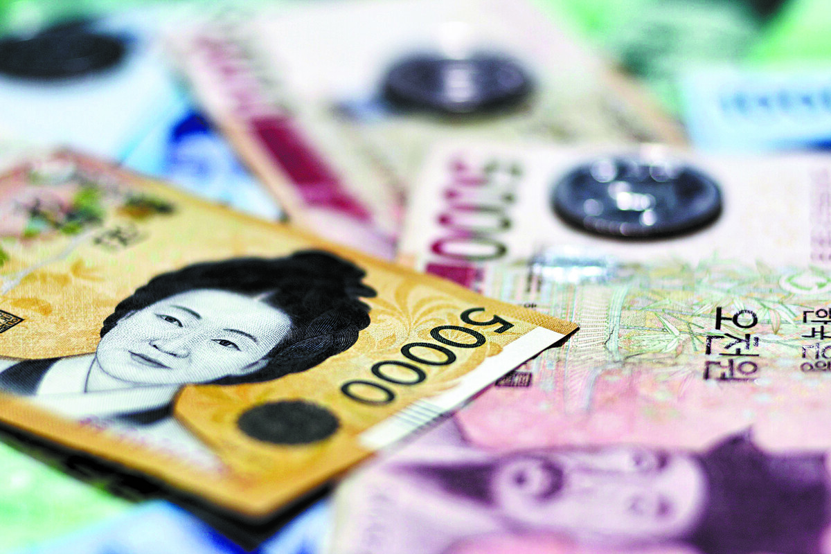 Японская иена укрепляется накануне отчета о снижении ставок в США