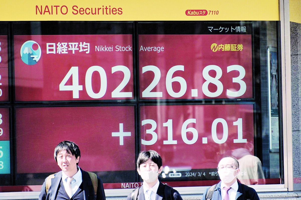 Токийская фондовая биржа наблюдает незначительные колебания