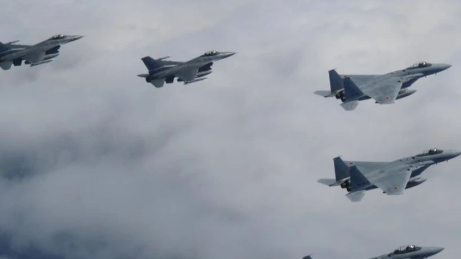 Япония поднимает истребители из-за вторжения китайского самолета