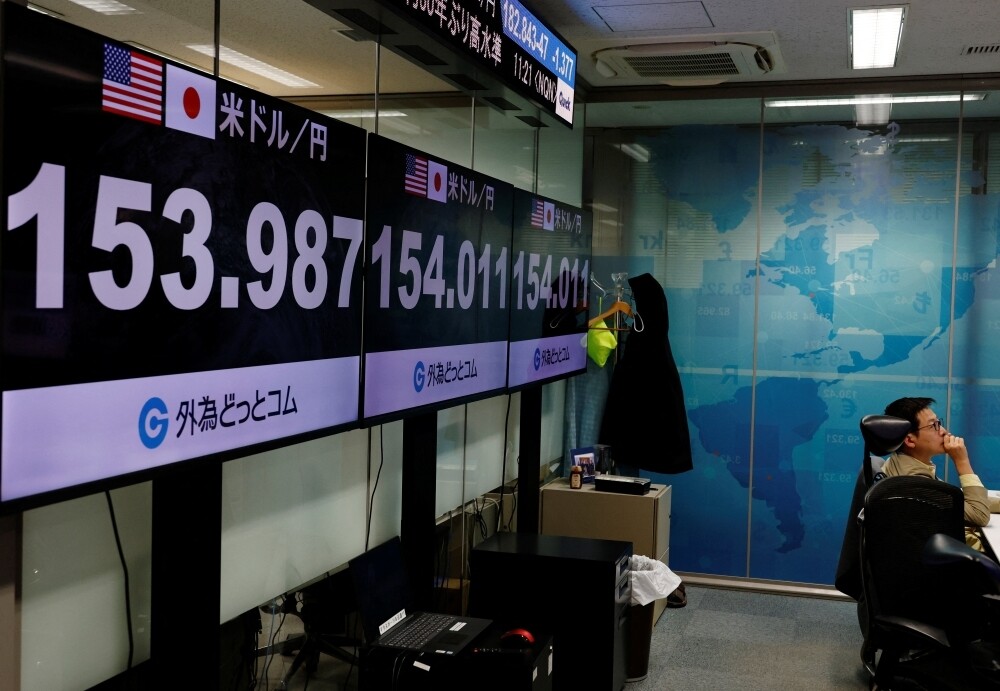 Nikkei Index Falls Amid Yen Strength