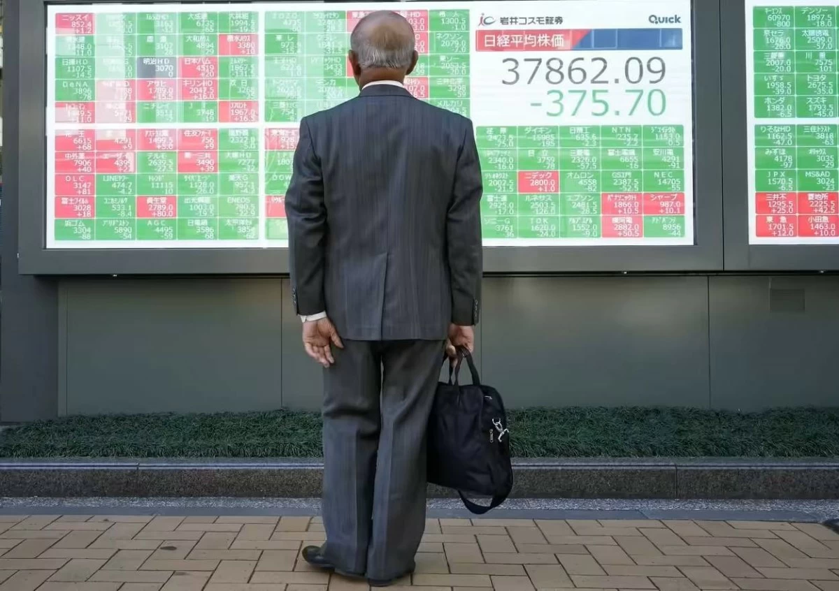 Japanese Stocks Fluctuate Amid Diplomatic Tensions