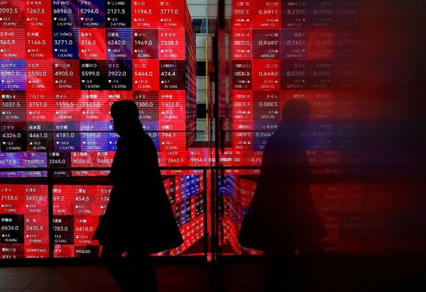 Nikkei Index Dips in Last Minute of Trading