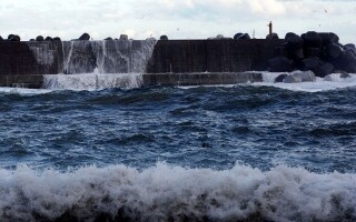 Japan, Philippines Issue Tsunami, Typhoon Warnings