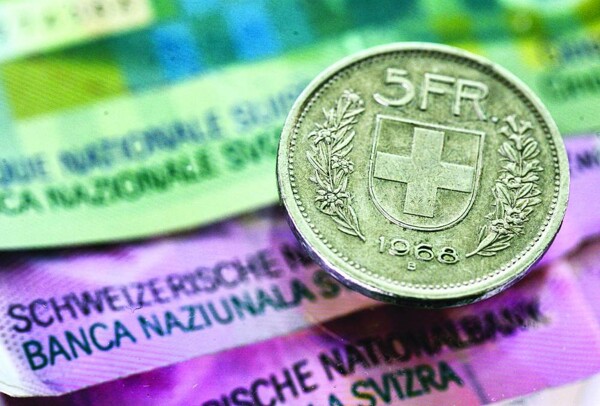 Yen and Swiss Franc Rise Against Dollar