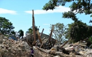 Цунами ударило на юг от Токио послеearthquake