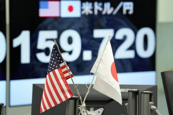 Иена ослабевает из-за опасений по поводу второй по величине экономики