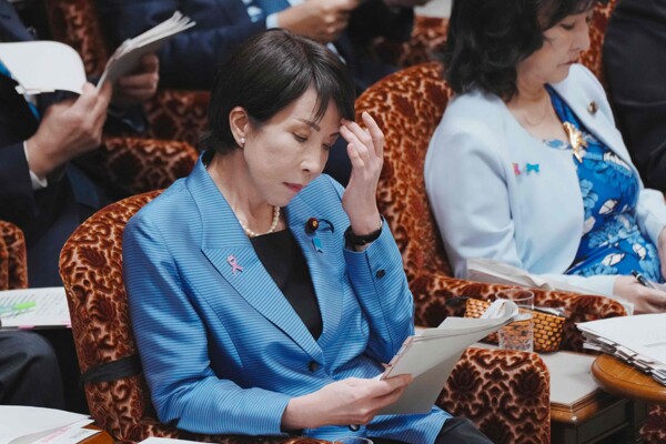 Yen Weakens Amid Japanese PM's Rate Hike Caution