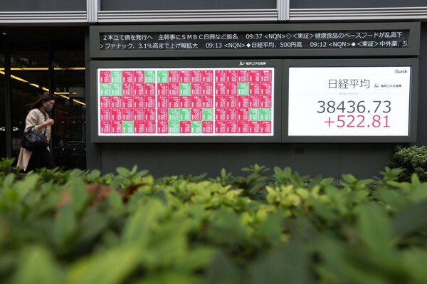 Japanese Stocks Rise as Yen Falls