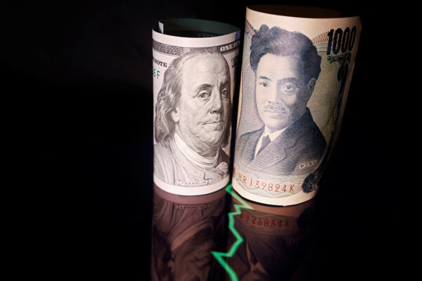 Dollar Records Monthly Gains with Yen Decline